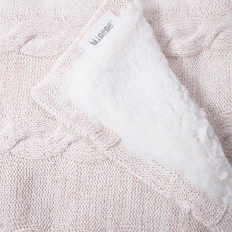 女の子の赤ちゃんの世界へようこそ - ふわふわの寝具！