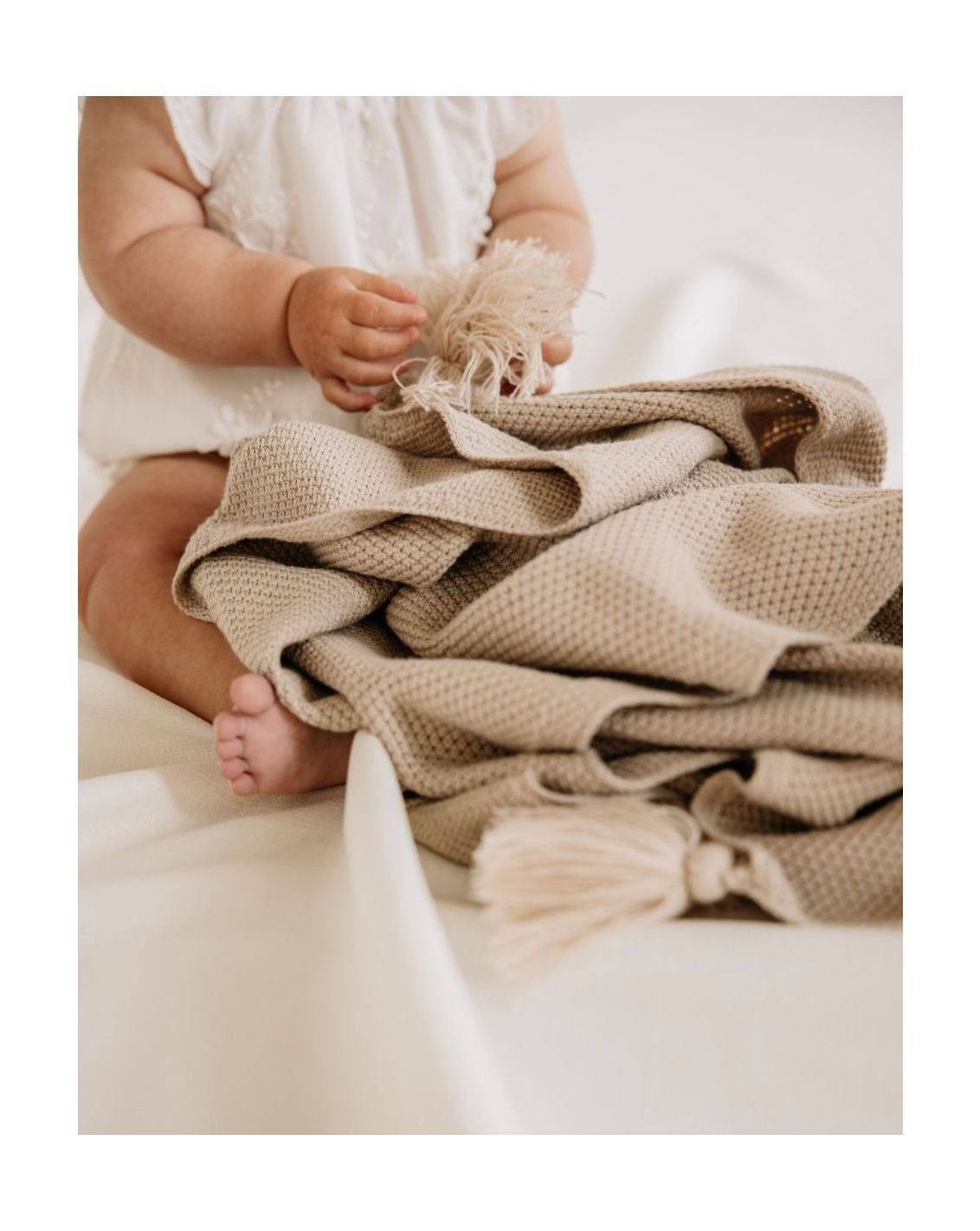 KNITTED BLANKET WITH TASSELS 100x85cm