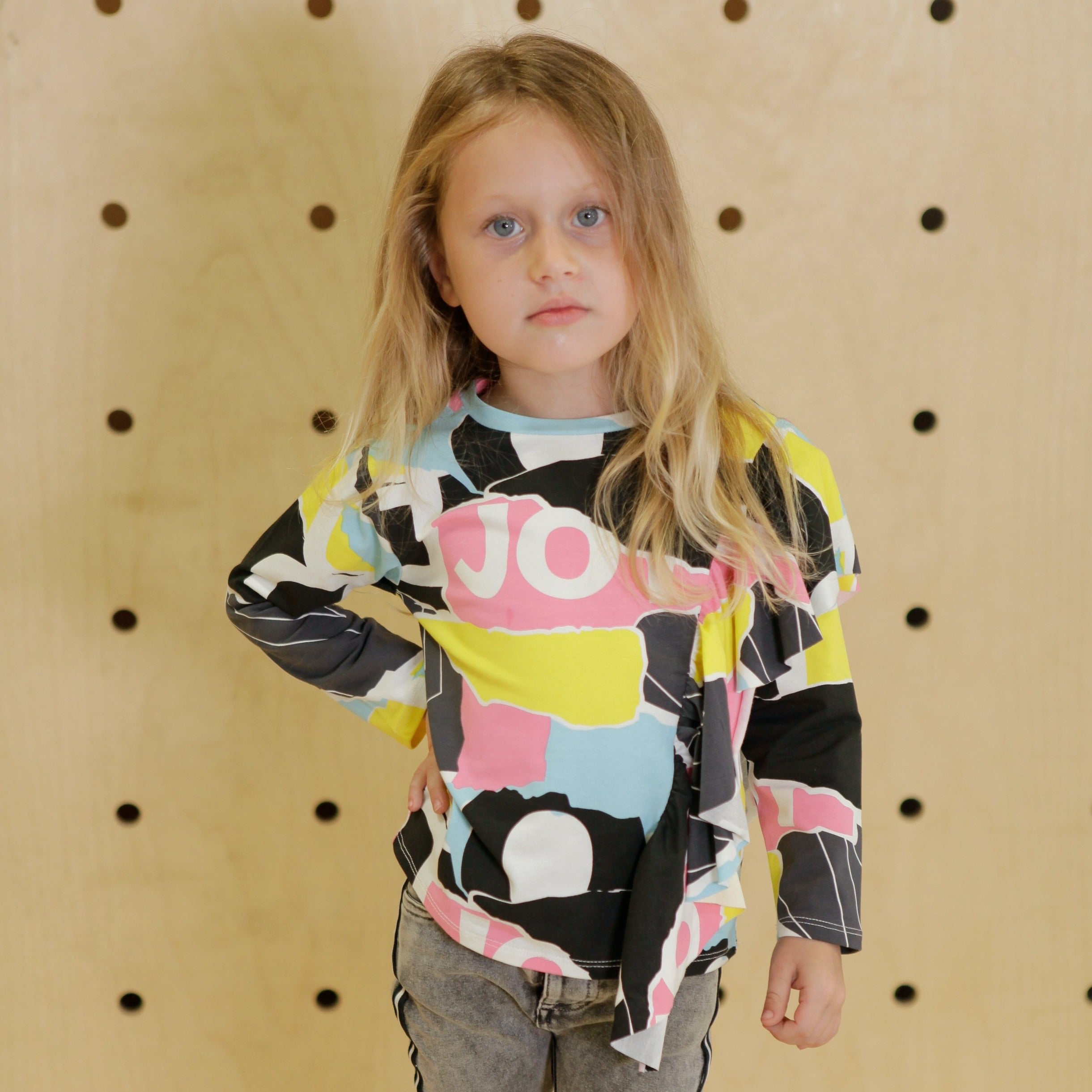 เสื้อยืดคอกลมระบายด้านหน้าเเขนยาว