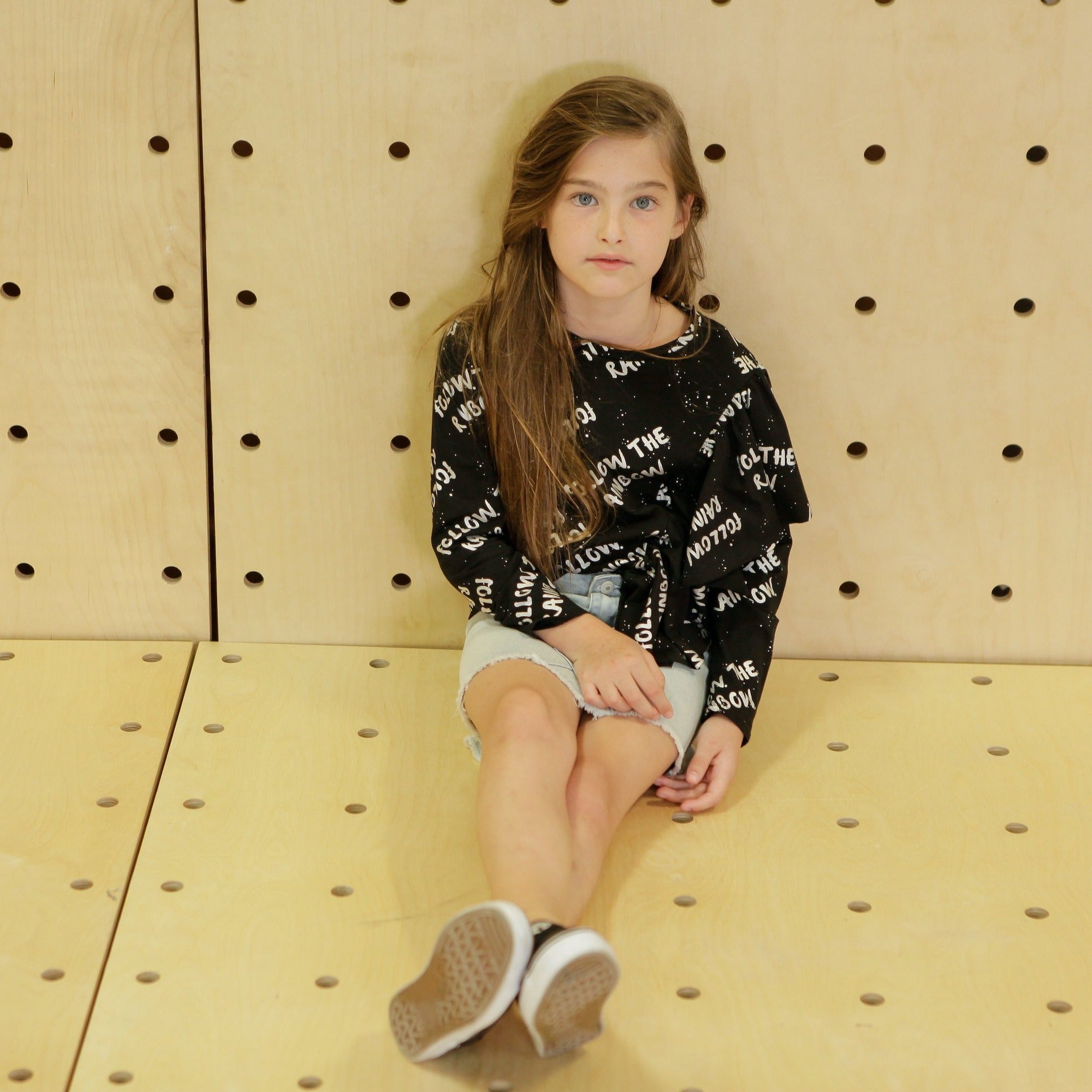 เสื้อยืดคอกลมระบายหน้าแขนยาว-สีดำ