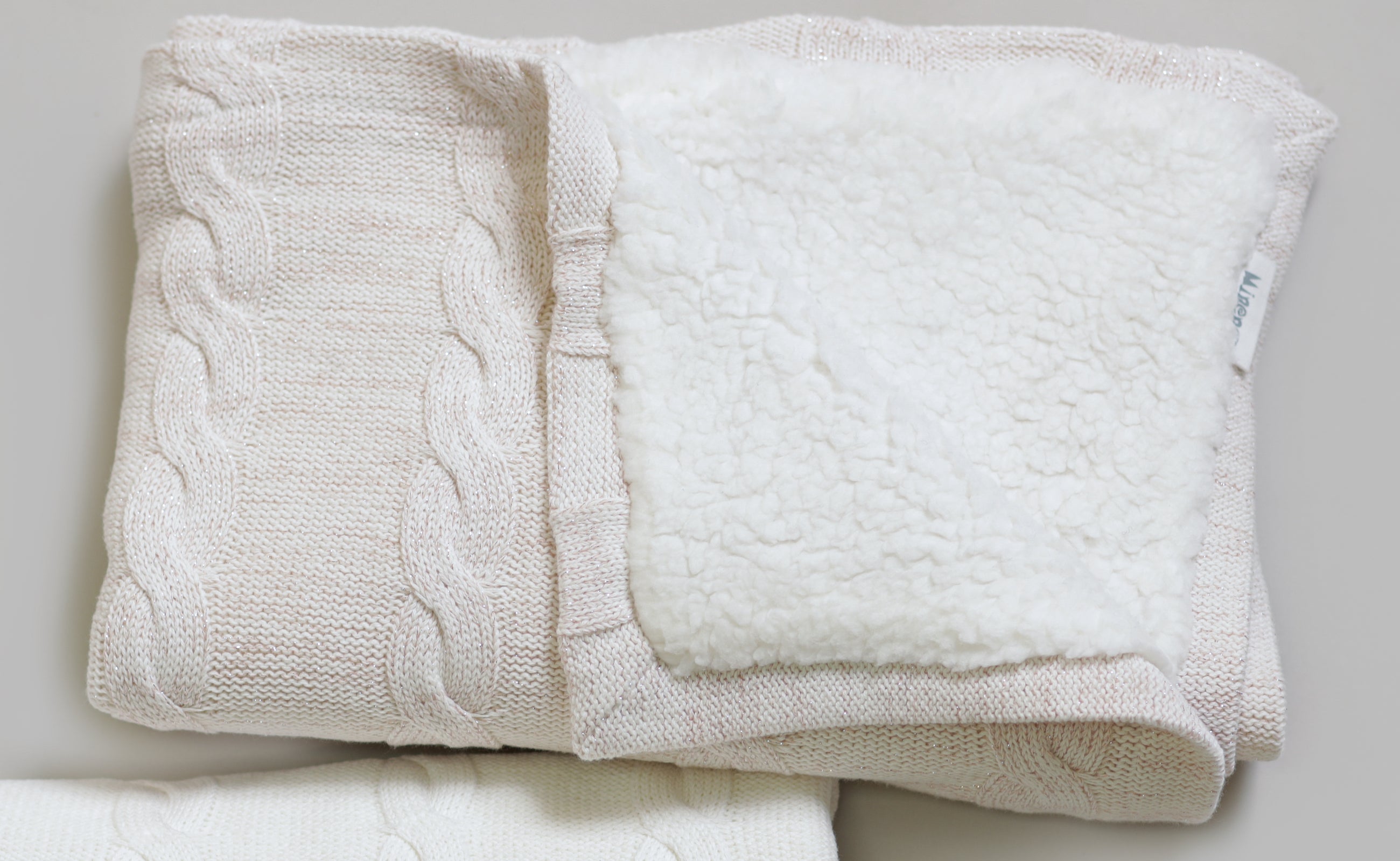 Double Sided Blanket - Knitted & Puffy 100 x 75 cm